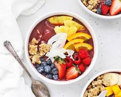 elegant tropical acai bowl with fresh fruit and granolaの画像