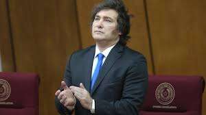Popularidad de Javier Milei toca su punto más bajo; argentinos ‘miran’ al peronismo