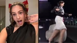 Rosalía huye de una cucaracha en plena entrevista; su reacción se hace viral | VIDEO