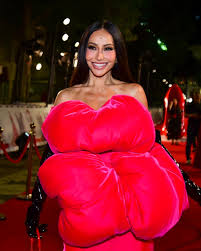 Sabrina Sato na première de O Diabo Veste Prada 2: vestido balonê vermelho rouba a cena