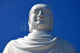 Foto de archivo - Gigante estatua de Buda con el cielo azul - 9451551-vista-de-detalle-de-una-estatua-de-buda-historico-hecho-de-marmol-blanco-contra-el-cielo-azul