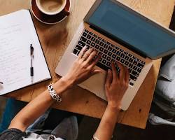 Image de Freelance Content Writer working on a laptop