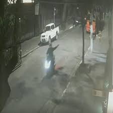 Vídeo mostra momento em que jovem é baleado por ‘gangue da moto’ em Pinheiros; vítima tomou 3 tiros
