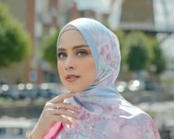 Gambar gamis pink dengan jilbab bermotif