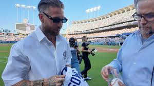 Sergio Ramos lanza primera bola en Dodger Stadium de LA