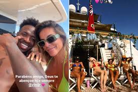 Virginia Fonseca comemora aniversário de Vini Jr em iate de luxo na Itália