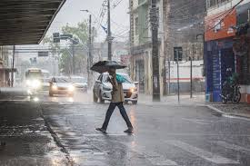 Funceme emite aviso de risco para chuvas intensas no Ceará; confira cidades afetadas