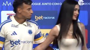 Uruguayan star gets denied a kiss by his girlfriend during Cruzeiro unveiling