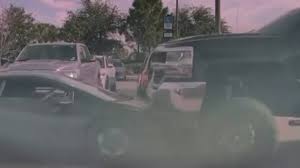 Un 4x4 arrolla un Lamborghini en un aparcamiento tras un tremendo despiste de su conductora