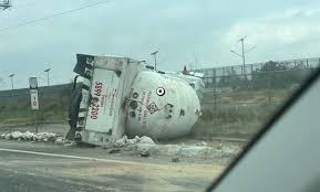 Cierran acceso a la autopista Peñón-Texcoco tras volcadura de pipa