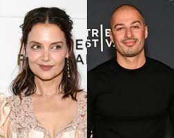 Katie Holmes parece “tão feliz” e “apaixonada” pelo artista Jason Bard Yarmosky, diz site