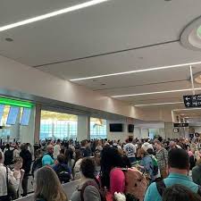 Thousands Waiting in Security Lines at Airports in New Orleans and Houston - The New York Times