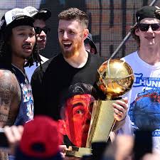Isaiah Hartenstein: NBA-Champion verrät Döner-Geheimnis bei Ulm-Besuch - Imagen principal del artículo