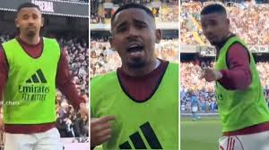 Gabriel Jesus discute com torcedor do Manchester City que o chamou de Judas no jogo contra o Arsenal: 'Ganhei 11 títulos aqui'
