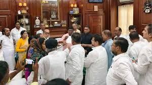 বিদ্রোহীদের বয়ানে ‘সভানেত্রী’ মমতাই! বিধানসভায় ঋতব্রতকে ‘দলনেতা’ চেয়ে স্পিকারকে চিঠি দিলেন তৃণমূলের ৫৮ বিধায়ক