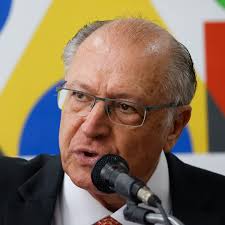 Brasil está em posição de liderar produção de combustível sustentável de aviação, diz Alckmin