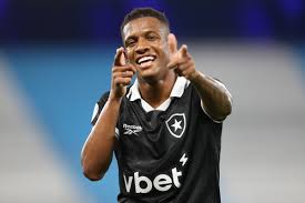 Depois de Pedro, Ancelotti vai ao Nilton Santos ver Danilo