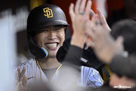 'With' Song Sung-moon is amazing! Walk, pinch-hit, and even a stolen base at third base—he was on fire, leading the team to a 10-4 victory