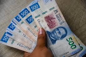 Peso cae y petróleo repunta tras ataques en el estrecho de Ormuz