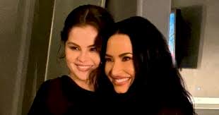 Selena Gomez revela que ficou em "prantos" ao prestigiar abertura da turnê de Demi Lovato
