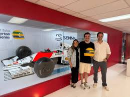 Gaules visita Sede da Senna Brands e Instituto Ayrton Senna e se emociona com objetos do acervo do ídolo