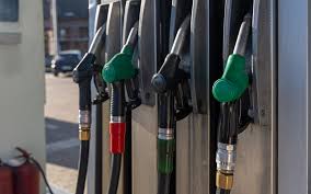 Warszawa tłumaczy się Brukseli z obniżonego VAT-u na paliwa. Sankcji na razie nie będzie