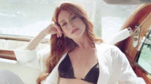 Marina Ruy Barbosa posa de biquíni em barco na Itália; fotos