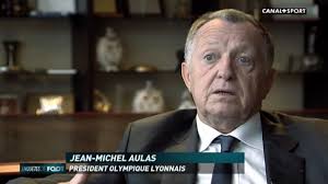 Ensuite, un débat a opposé Arnaud Bonnin (auteur du reportage) et Eric Besson qui a publié un rapport sur la compétitivité des clubs de football en France. - jean-michel-aulas