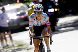 Une victoire mémorable et le maillot jaune : Kasia Niewiadoma frappe un grand coup sur le Tour de France au sommet du mont Ventoux