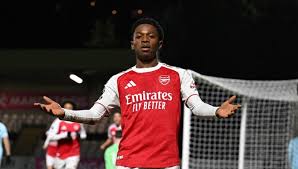 Brando Bailey-Joseph, Ife Ibrahim, Marli Salmon and Jack Porter with Arsenal first-team ahead of Kairat game