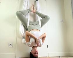Image de Exercices de hamac aérien pour débutants accroché à une porte