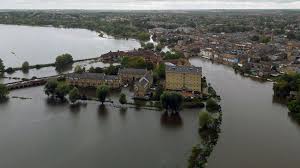 UK weather: Amber warning for heavy rain issued by Met Office - with 
'rivers continuing to rise'