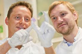 Im Bild v. links: Dr. Stephan Emmrich und Dr. Jan-<b>Henning Klusmann</b> im Labor. - newsimage226156