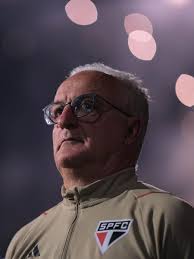 Operação-relâmpago, 'carteirada' e mais: como o São Paulo convenceu Dorival