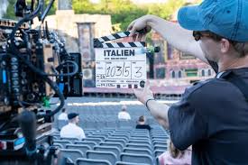 Filmluft schnuppern: Stipsits-Dreh auf der Seebühne Mörbisch als "einmaliges Erlebnis"