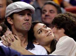 Jeffrey Donovan and Michelle Woods watch the Miami Heat and Los Angeles Lakers NBA basketball game. © PA Images / Alan Diaz/AP - showbiz-jeffrey-donovan-michelle-woods