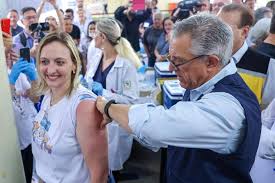 Vacinação contra dengue começa em Botucatu: primeira fase de imunização acelerada no Brasil