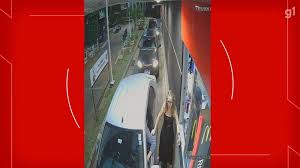 VÍDEO: mulher dá tapa em atendente de drive-thru após receber sanduíche com cebola no DF