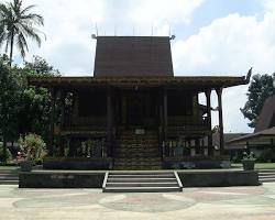 Image of Rumah Adat Bubungan Tinggi dari luar