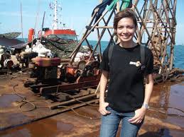 Hasil gambar untuk bugil telanjang NAJWA SHIHAB indonesia presenter tv