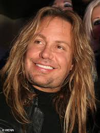 Spevák americkej rockovej skupiny Mötley Crüe Vince Neil zaplatil za útok na svoju expriateľku Aliciu Jacobs ... - 2568537_vince_neil_001_041007