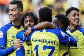 خبير تحكيمي يشعل الجدل .. "الفار" منح النصر ما لم تشهده المباراة!
