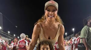 Filho de Viviane Araújo rouba a cena em ensaio de Carnaval: ‘Que lindos’