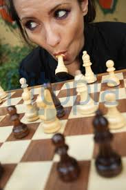 Frau spielt Schach (Daniel Modjesch) - lizenzfrei (royalty free)