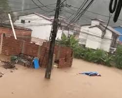 Chuva forte em Paraty provoca alagamentos, deixa moradores ilhados e pertences submersos; vídeo