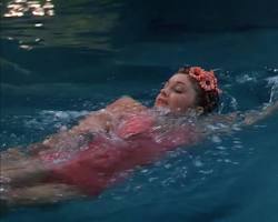 Imagem de Esther Williams in a movie scene with a swimming pool