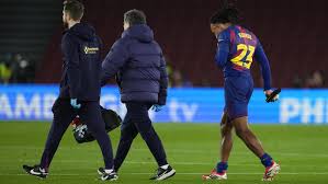 La lesión tempranera de Koundé enfría el Spotify Camp Nou: oportunidad para un castigado