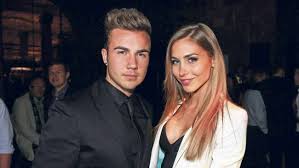 Dortmund-Star Mario Götze mit Model Ann-Kathrin Brömmel auf der ...