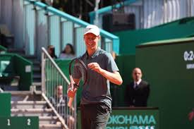 Sinner domina anche su terra, a Humbert concessi solo 3 game. Darderi subito ko