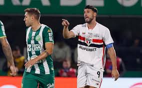 São Paulo: Calleri lesiona o tornozelo e será avaliado